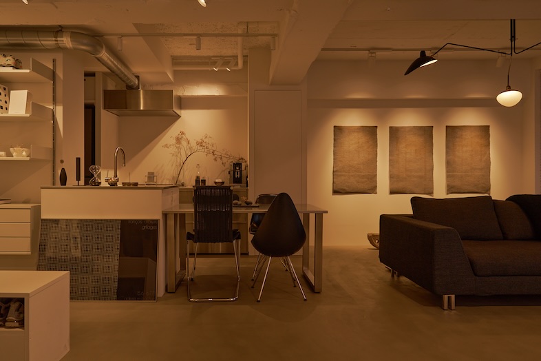 rei no studio｜照明は色温度の変更可能。夕方や夜のような雰囲気にも対応。