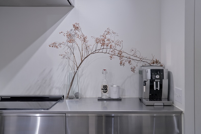 rei no studio｜オールステンレスのキッチンと季節の花が調和する空間