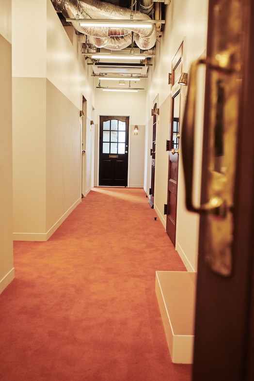 EAT PLAY WORKS｜奥行きのある共用廊下は、移動シーンやストーリー性のある導線カットに