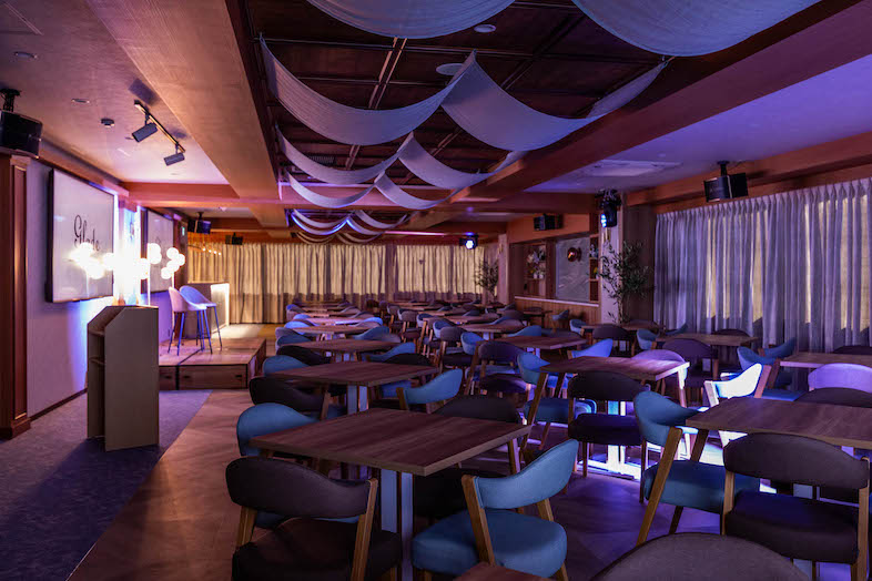 GOBLIN.新橋店 -SALON-｜【7F メインフロア】ムービングライトを点灯させると、イメージを変えて撮影が可能