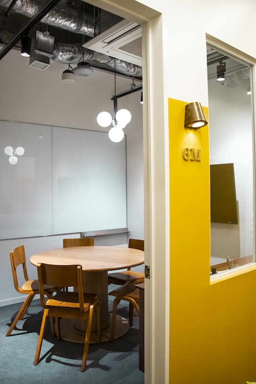 EAT PLAY WORKS｜【MEETING ROOM S 6F 】ミニマルなガラス越しの空間は、会議風景やプロダクト・人物を切り取る撮影に