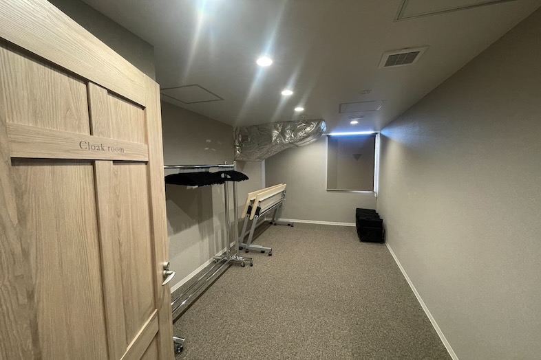 GOBLIN.新橋店 -OFFICE-｜【4F クローク】荷物の振り分けシーンも撮影可能