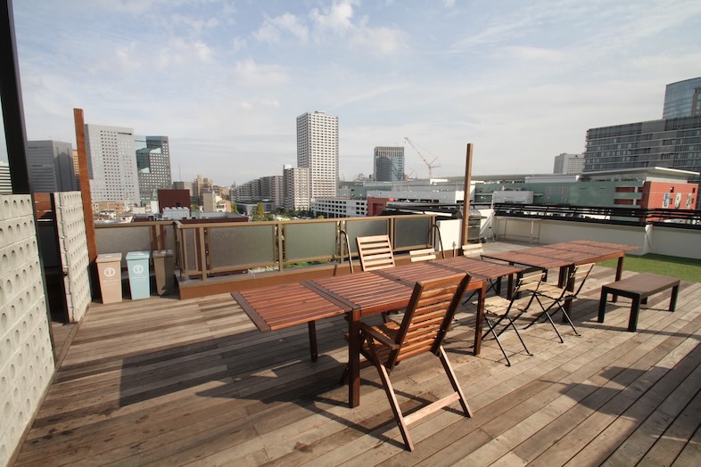 GOBLIN.川崎SKY LOUNGE店｜演出次第で、カフェや飲食店のテラス席のようなイメージでも撮影可能