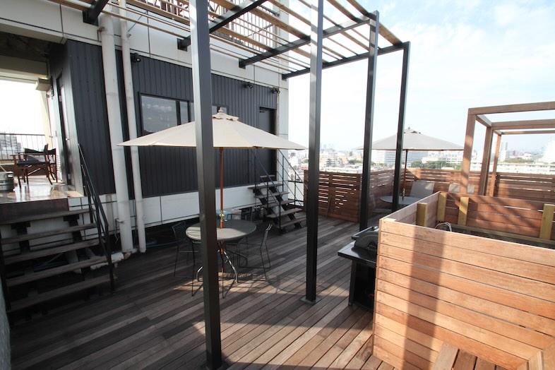 GOBLIN.川崎SKY LOUNGE店｜パラソルのあるテーブル席