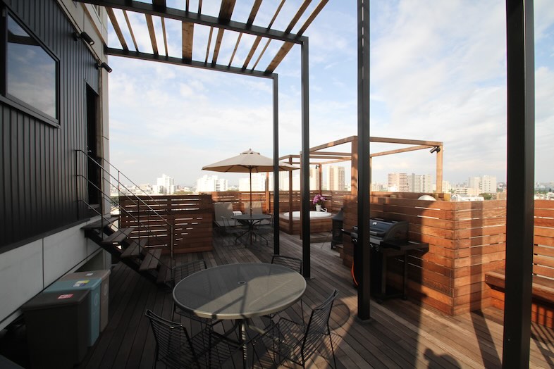 GOBLIN.川崎SKY LOUNGE店｜ウッドデッキのテーブル