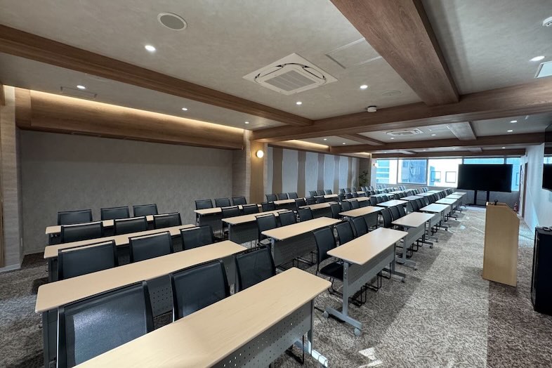 GOBLIN.新橋店 -OFFICE-｜【4F メインフロア】窓から自然光も差し込むので時間帯の演出が可能