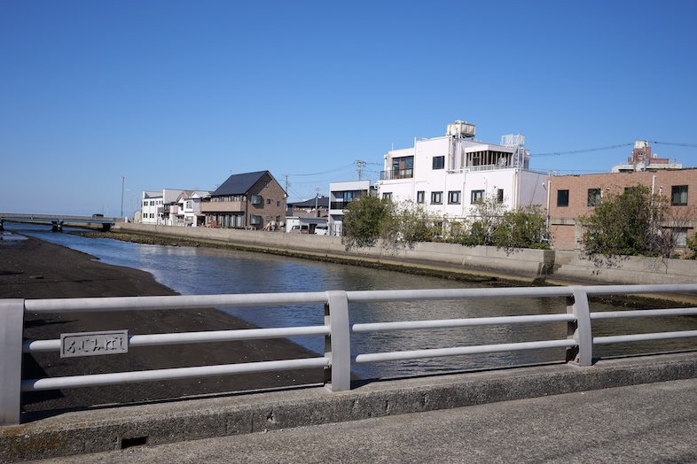 RE:VER北条｜富士見橋からは汐入川と北条海岸が一望できます