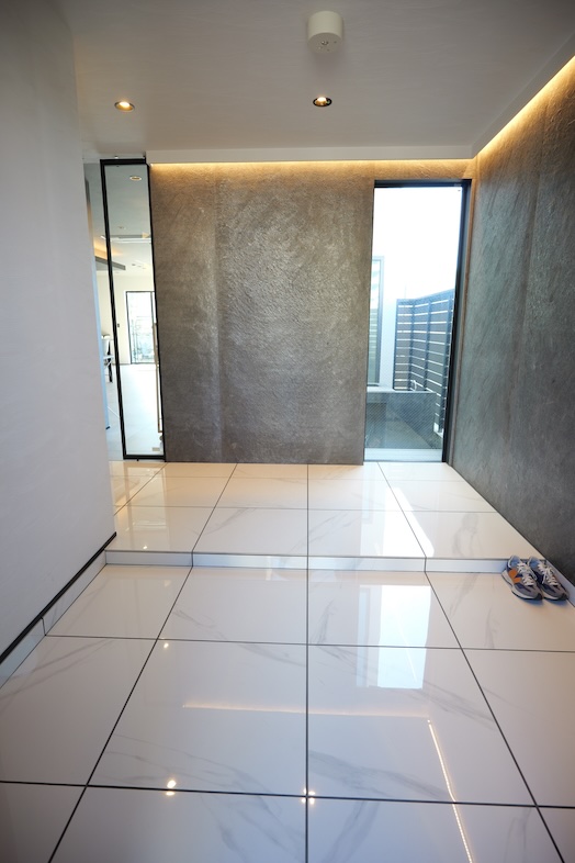 RE:VER北条｜【1F】シンプルで高級感のあるエントランス