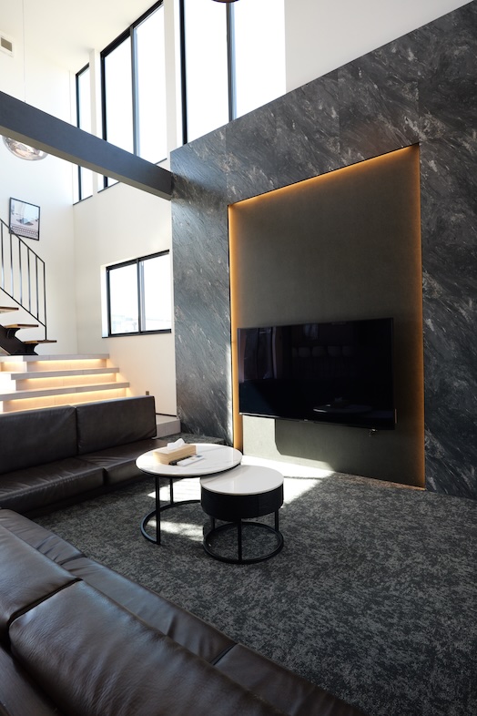 RE:VER北条｜【1F】吹き抜け階段と大きな窓が一層開放的な雰囲気に