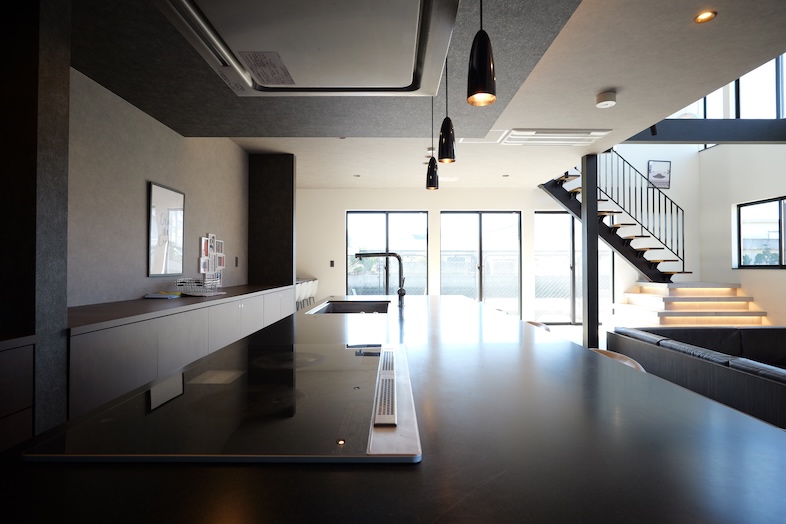 RE:VER北条｜広々としたキッチンとリビングは生活シーンの撮影にもフィット