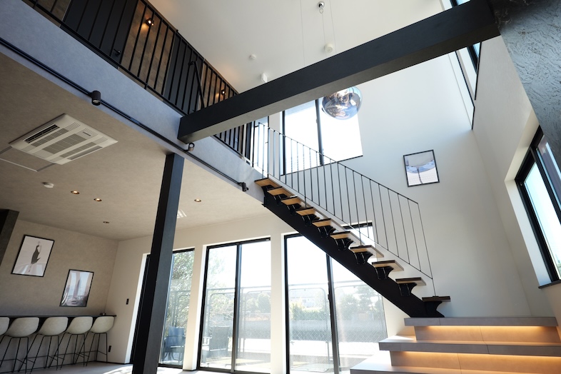 RE:VER北条｜【1F】思わず見上げたくなる吹き抜け階段