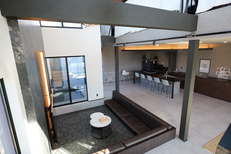 RE:VER北条｜【1F】リビングソファと吹き抜けは家族・ライフスタイル撮影にピッタリ