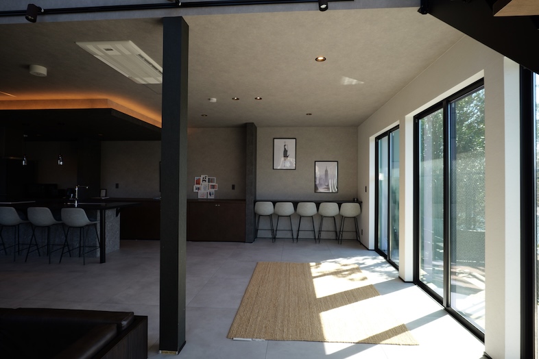 RE:VER北条｜【1F】大きな窓から自然光が差し込む明るい空間