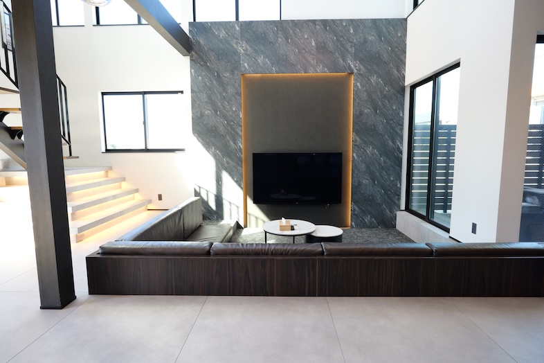 RE:VER北条｜【1F】アクセント壁とテレビボードのスペースは住宅CM・インテリア撮影にもフィット