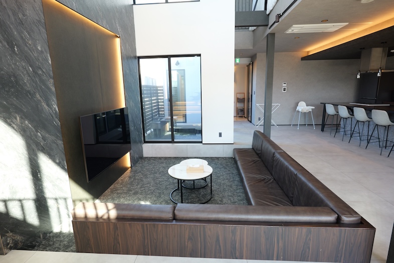 RE:VER北条｜【1F】スタイリッシュでユニークなソファスペースはWEB動画やブランドムービーにもマッチ