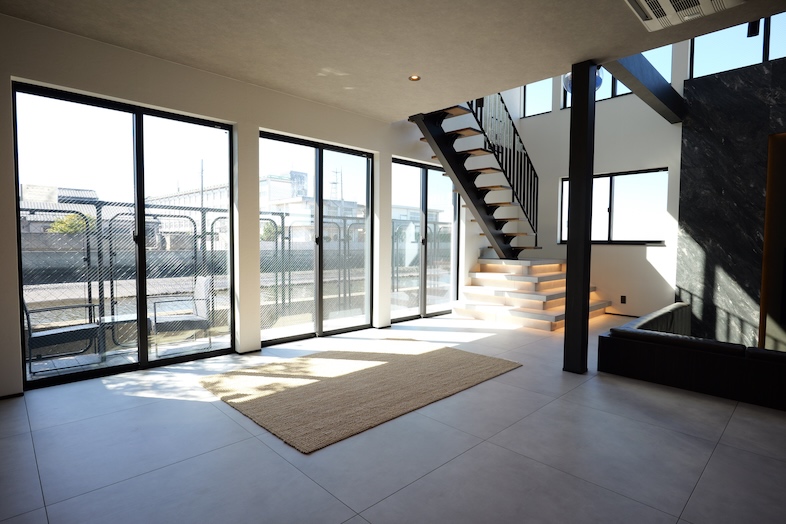 RE:VER北条｜【1F】大開口窓から自然光が入り、WEB動画や対談収録にも最適