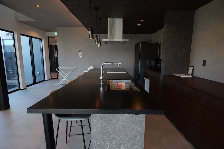 RE:VER北条｜【1F】ブラック天板のアイランドキッチンは料理・家電・ライフスタイル商材撮影に最適