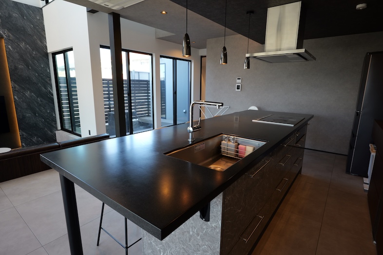 RE:VER北条｜【1F】広々としたアイランドキッチンにはIHコンロを完備