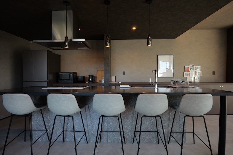 RE:VER北条｜【1F】カウンター＋ハイチェアでは、対談、団欒シーン、カフェ風シーンなどの撮影が可能