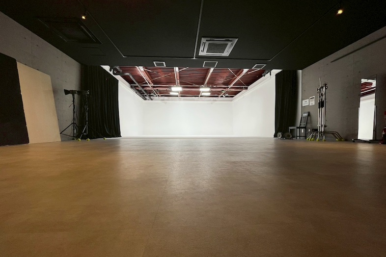 STUDIO X GARAGE｜広さを活かし、引きのカットでも余裕をもって撮影可能