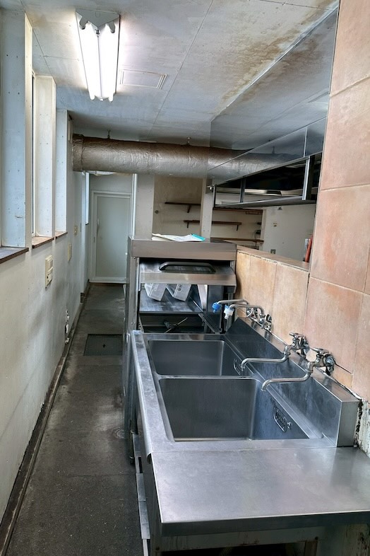 美瑛町十勝岳が一望できる森のレストラン｜【1F レストラン】実際にイタリアンレストランとして稼働していた店舗なので、リアルな厨房シーンの撮影が可能