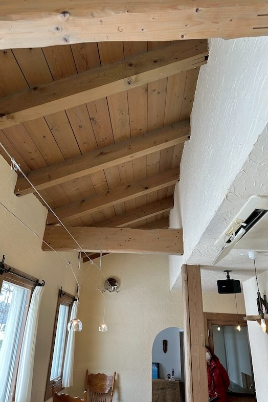 美瑛町十勝岳が一望できる森のレストラン｜【1F レストラン】木の梁と自然光が入る室内