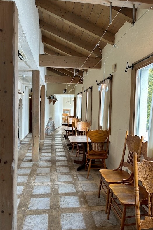 美瑛町十勝岳が一望できる森のレストラン｜【1F レストラン】元イタリアンレストランの温かみのあるダイニングエリア