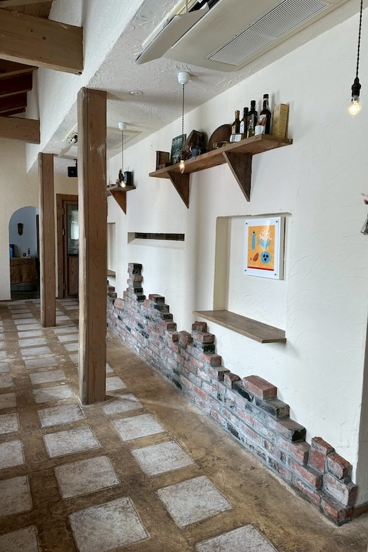 美瑛町十勝岳が一望できる森のレストラン｜【1F レストラン】レンガ壁やウッドの装飾を背景に撮影可能