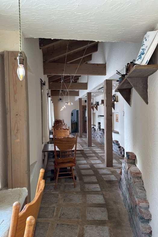 美瑛町十勝岳が一望できる森のレストラン｜【1F レストラン】漆喰の白壁とレンガやウッドが調和したレストラン