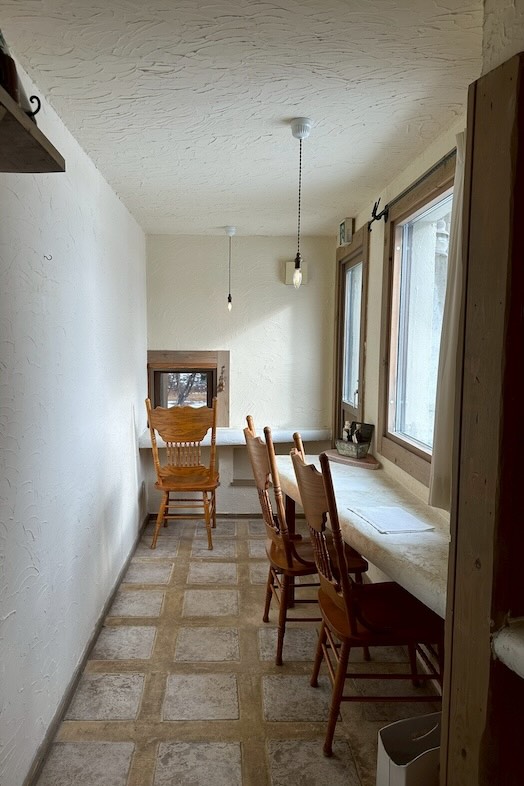 美瑛町十勝岳が一望できる森のレストラン｜【1F レストラン】ナチュラルテイストの落ち着きのある室内は読書シーンや、カフェシーンに最適