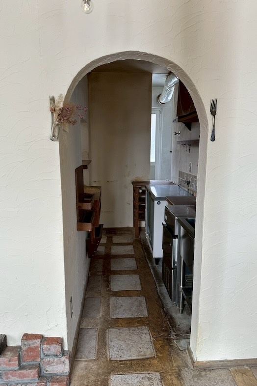 美瑛町十勝岳が一望できる森のレストラン｜【1F レストラン】本格的なワインセラーを完備