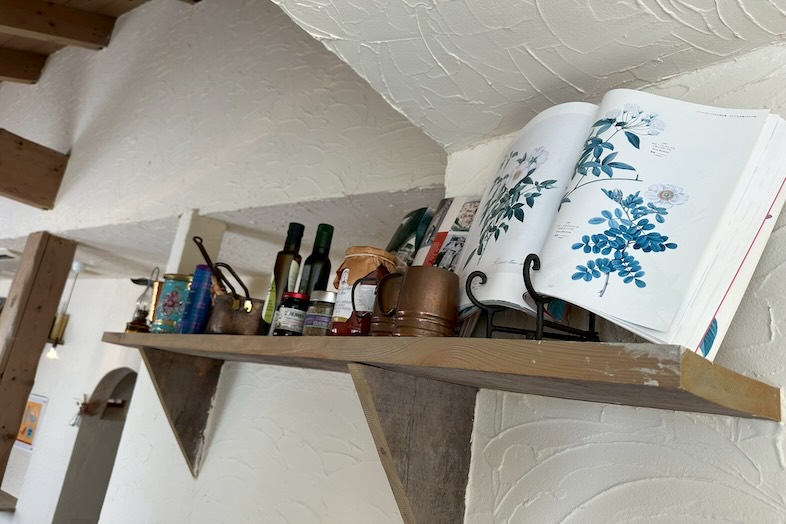 美瑛町十勝岳が一望できる森のレストラン｜【1F レストラン】ディテールまでこだわった空間