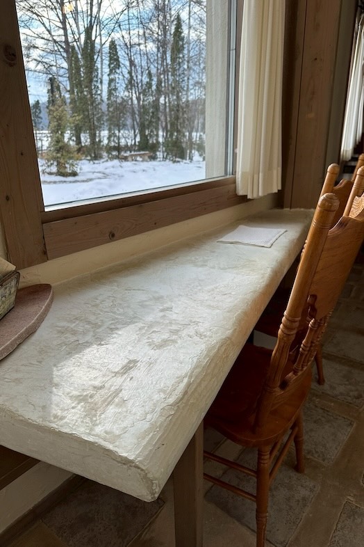 美瑛町十勝岳が一望できる森のレストラン｜【1F レストラン】窓越しに北海道の雄大な景色を一望しながら、レストランシーンの撮影が可能