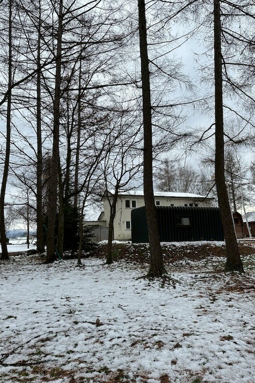 美瑛町十勝岳が一望できる森のレストラン｜【外観】雪の降る日には、北海道らしい静寂と美しい雪景色を楽しめます