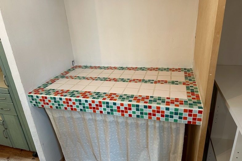 美瑛町十勝岳が一望できる森のレストラン｜【2F ハウス】ポップタイルの作業台