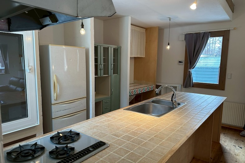 美瑛町十勝岳が一望できる森のレストラン｜【2F ハウス】調理撮影に最適な、タイル装飾のキッチン