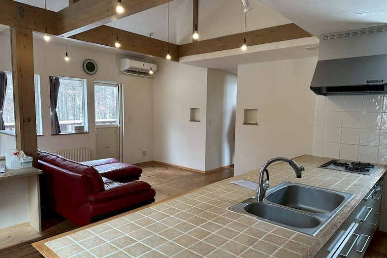 美瑛町十勝岳が一望できる森のレストラン｜【2F ハウス】カウンターキッチンのため、リビングと一体感のあるハウスシーン撮影が可能