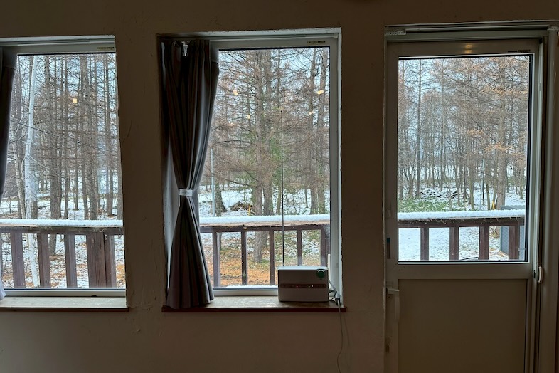 美瑛町十勝岳が一望できる森のレストラン｜【2F ハウス】窓から望む北海道ならではの雄大な自然を背景に、ナチュラルで印象的なポートレートや広告撮影が可能