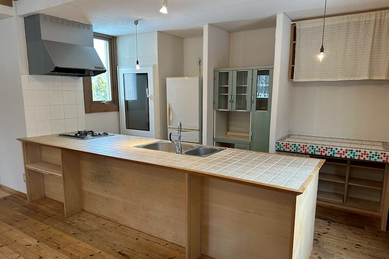 美瑛町十勝岳が一望できる森のレストラン｜【2F ハウス】ライフスタイルや家族シーン、同棲風景、シェアハウス風などの撮影ができるキッチンエリア