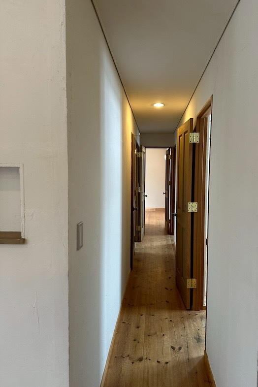 美瑛町十勝岳が一望できる森のレストラン｜【2F ハウス】長い廊下はムービー撮影に映える