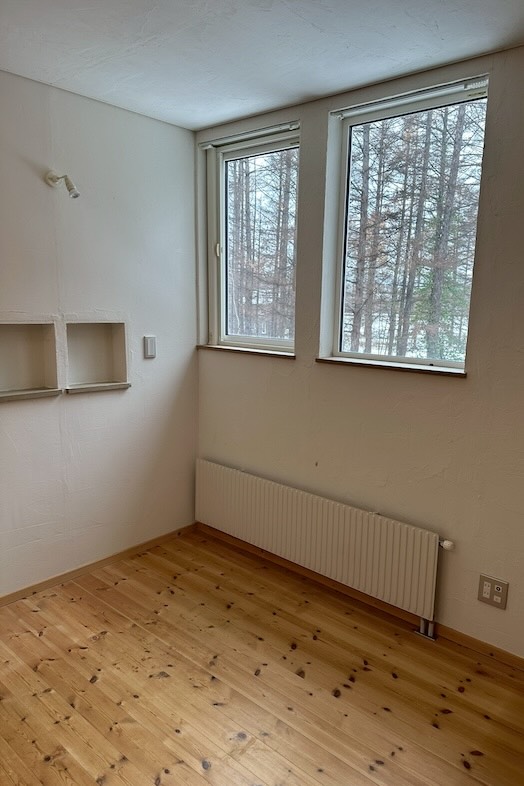 美瑛町十勝岳が一望できる森のレストラン｜【2F ハウス】白×ウッドのナチュラルな洋室