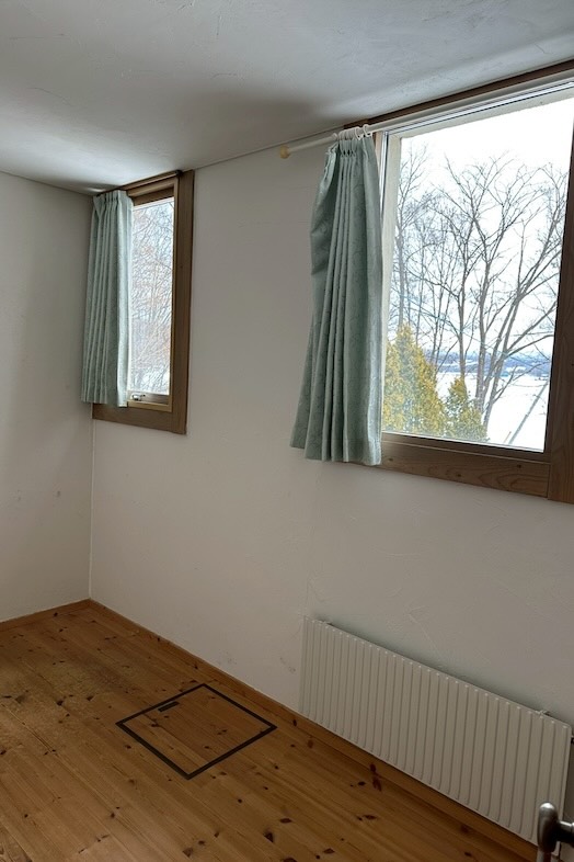 美瑛町十勝岳が一望できる森のレストラン｜【2F ハウス】北海道ならではのヒーターが備わった洋室は、寒い季節でも快適に撮影が可能