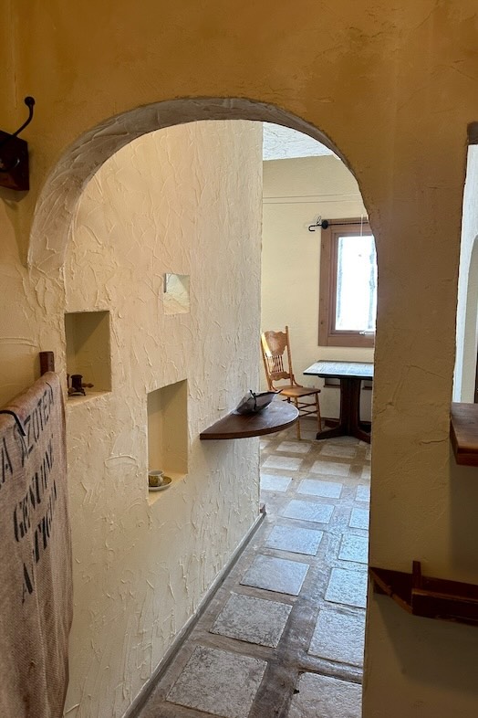 美瑛町十勝岳が一望できる森のレストラン｜【1F レストラン】アーチ越しの室内構図