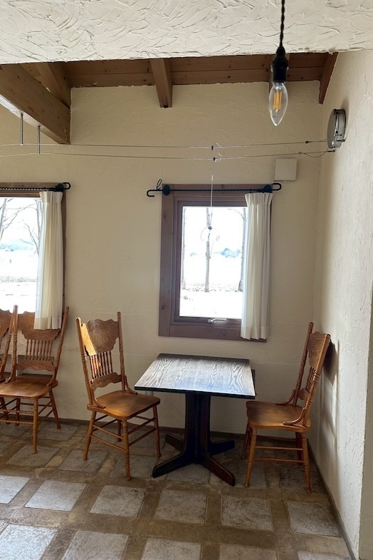 美瑛町十勝岳が一望できる森のレストラン｜【1F レストラン】レストランでの食事シーンや団欒シーンに