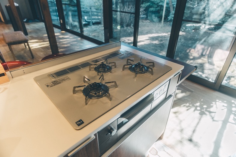 かわせみ亭【巣鴨古民家スペース】｜料理撮影にも最適な、3口コンロのアイランドキッチン