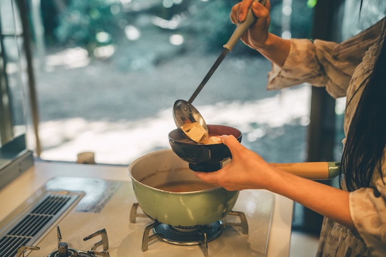 かわせみ亭【巣鴨古民家スペース】｜アイランドキッチンでの調理シーン