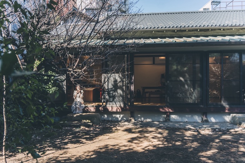かわせみ亭【巣鴨古民家スペース】｜庭から見た構図、緑に包まれた一軒家古民家