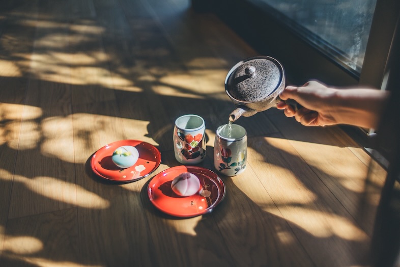 かわせみ亭【巣鴨古民家スペース】｜木漏れ日のテーブルと急須。自然光を活かした料理・器撮影に最適