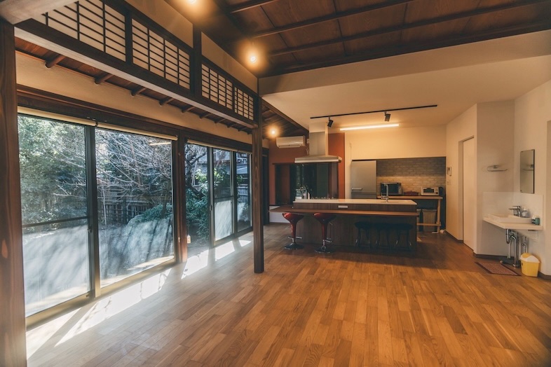 かわせみ亭【巣鴨古民家スペース】｜自然光×木の温もり×梁が美しい広々としたリビング