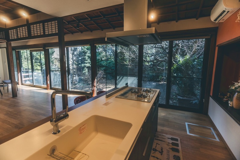 かわせみ亭【巣鴨古民家スペース】｜キッチンからも庭の様子や四季の風景が望めます